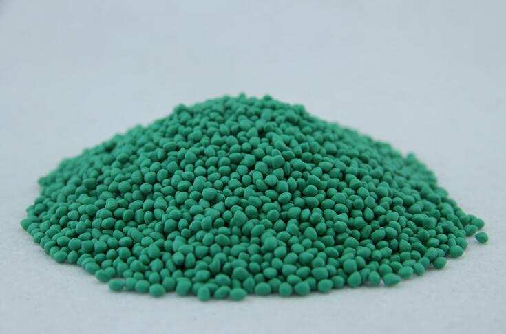 如何在人造草坪內(nèi)填充石英砂和橡膠顆粒呢？