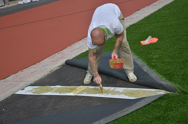 對(duì)人造草坪進(jìn)行粘接時(shí)需要注意哪些方面