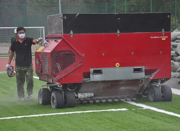 如何判斷人造草坪是否需要進(jìn)行維護(hù)保養(yǎng)了呢？