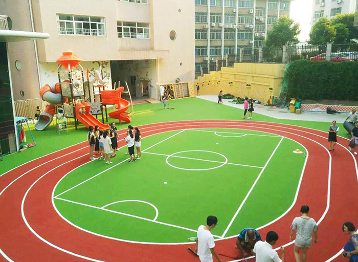 什么種類和多高的人造草坪合適幼兒園使用呢？
