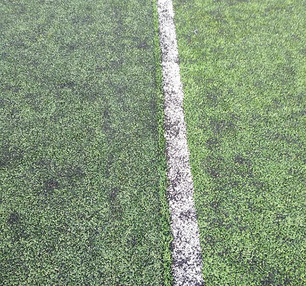 不到一年時間，人造草坪足球場就出現(xiàn)開裂情況