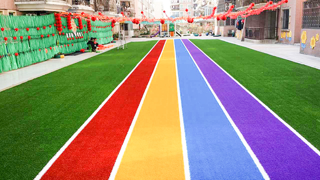 彩虹跑道人造草坪打造多彩地平線，展現(xiàn)別樣校園