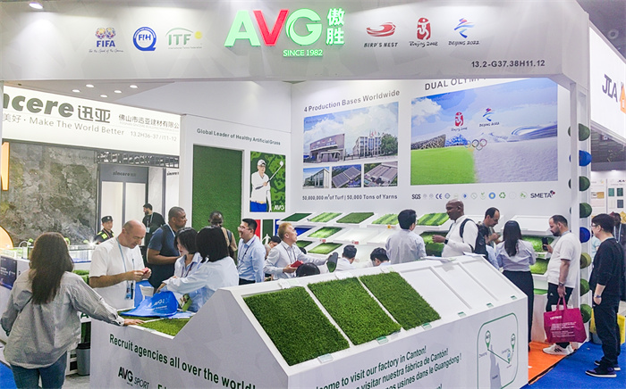 廣交會上傲勝人造草大放異彩，吸引外商不?！百I買買”