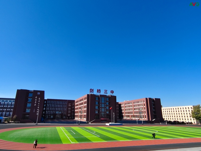 在冰雪童話里，傲勝人造草為哈爾濱劍橋三中足球夢(mèng)“升溫”